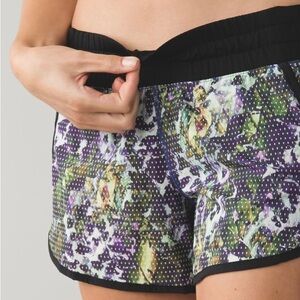⭐️HP⭐️Sz4 Lululemon Tracker Short III  floral sport white multi/ black  EUC